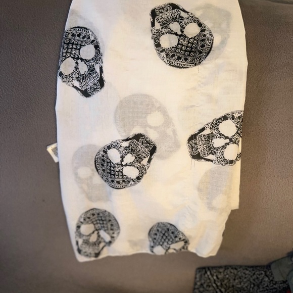 H&M Skull Scarf wrap around.. 75x15 1/2 - Picture 4 of 9